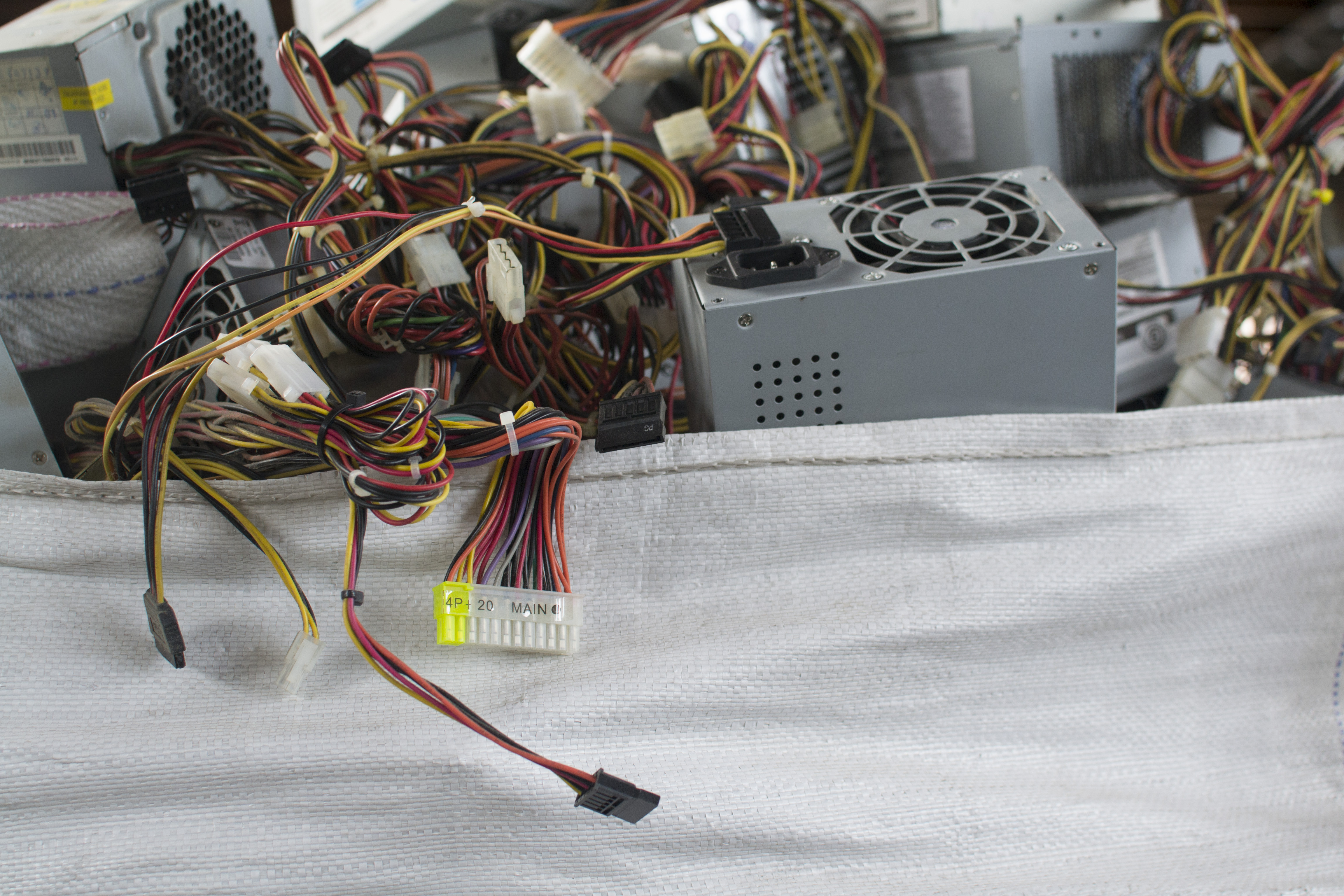 Lee más sobre el artículo E-Basura: reciclar para reducir la brecha informática<p class = "resumen">Día Mundial del Reciclaje: ¿Cómo contribuye la ciencia bonaerense? Hoy conoceremos E-Basura, un proyecto que nació hace más de 10 años y ya llevan recuperadas y donadas cerca de 6.500 computadoras, notebooks, monitores, entre otros componentes.</p>