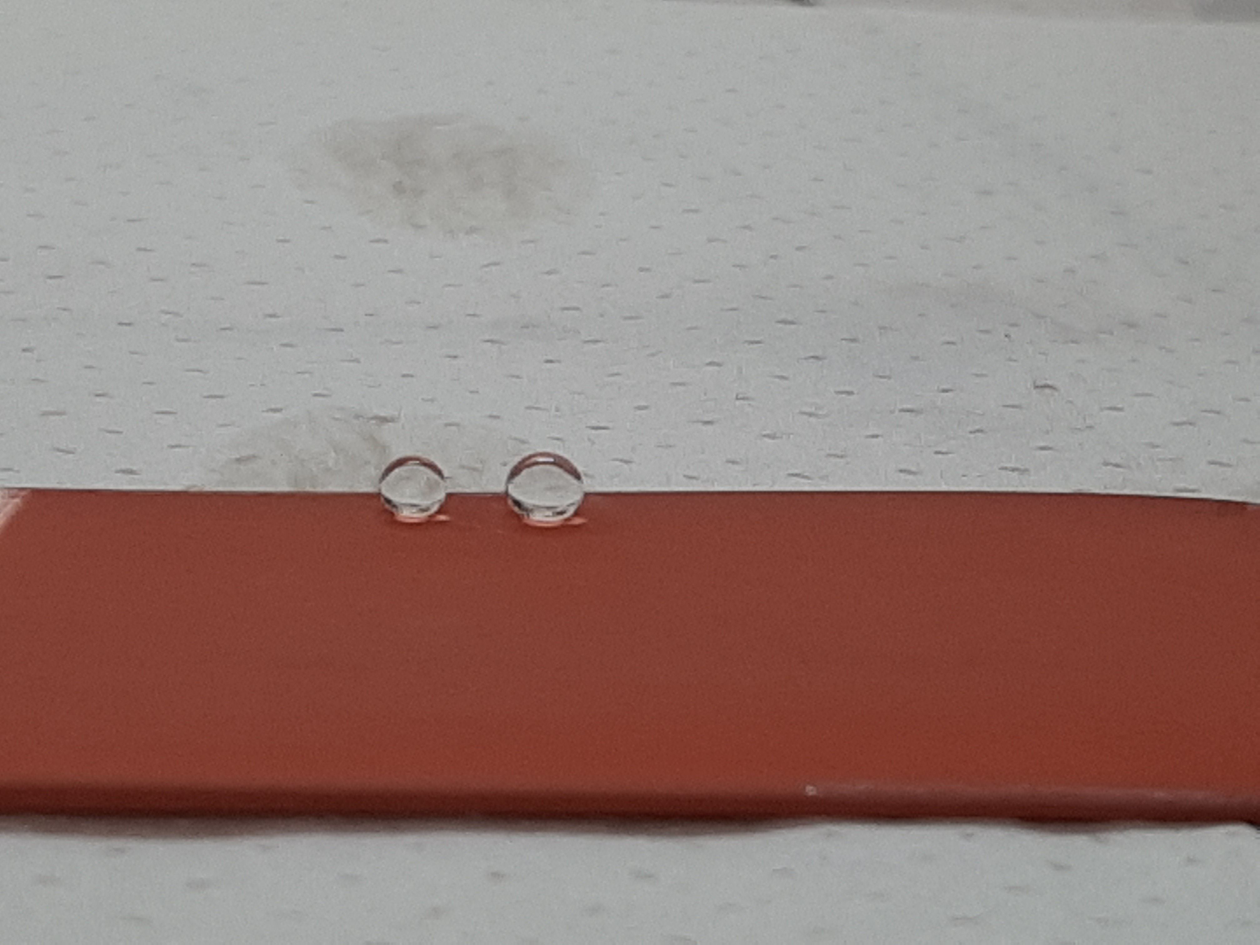 Lee más sobre el artículo Desarrollan superficies super-hidrofóbicas<p class = "resumen">El CIDEPINT lleva adelante este proyecto que replica lo que produce la naturaleza en algunos vegetales e insectos, como la hoja de la planta de loto, al producir estructuras que repelen las gotas de agua y hacen que permanezcan como esferas sobre la superficie.</p>