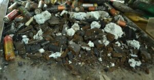 Lee más sobre el artículo Una solución al problema de las pilas<p class = "resumen">Argentina importa al año entre 5 y 6 mil toneladas de pilas. Estas tardan entre 100 y 300 años en degradarse. El pasivo ambiental es enorme. Conocé qué hacen los científicos/as de la provincia ante esta problemática.</p>