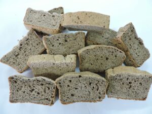 Lee más sobre el artículo Desarrollan un pan sin gluten y una estrategia para transformar desechos del queso en productos con mayor valor agregado<p class = "resumen">Investigadores e investigadoras desarrollaron dos proyectos que buscan mejorar la calidad de vida de la población: un pan sin gluten apto para quienes sufren de celiaquía y la transformación de los desechos de la industria de quesos en etanol combustible, biomasa probiótica y proteínas de suero.</p>