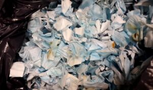 Lee más sobre el artículo Estudian reciclar barbijos descartables para mejorar suelos viales finos<p class = "resumen">El trabajo tiene como objetivo resolver un problema ambiental e incrementar la vida útil del pavimento</p>