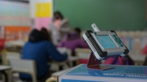 Lee más sobre el artículo Presencialidad escolar: diseñan estrategias para mejorar la ventilación en las aulas<p class = "resumen">Se trabajará a partir de la arquitectura de las escuelas bonaerenses, condiciones ambientales y evaluarán la posibilidad de fabricar medidores de CO2 y optimizar los que están.</p>