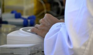 Lee más sobre el artículo El Gobierno bonaerense aumenta salarios de personal científico e invierte en obras de infraestructura<p class = "resumen">Se acordaron subas salariales para el sector, con aumentos en etapas; 26% desde marzo, 46% en julio, 70% en septiembre y 76% en 2023. </p>