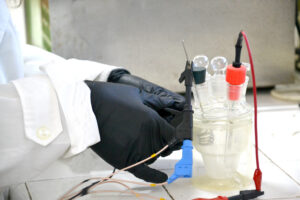 Lee más sobre el artículo Buscan producir electrodos para generar hidrógeno verde con bajo gasto de energía <p class = "resumen">El proyecto permitiría reemplazar "metales preciosos" que se utilizan en los electrodos convencionales.</p>