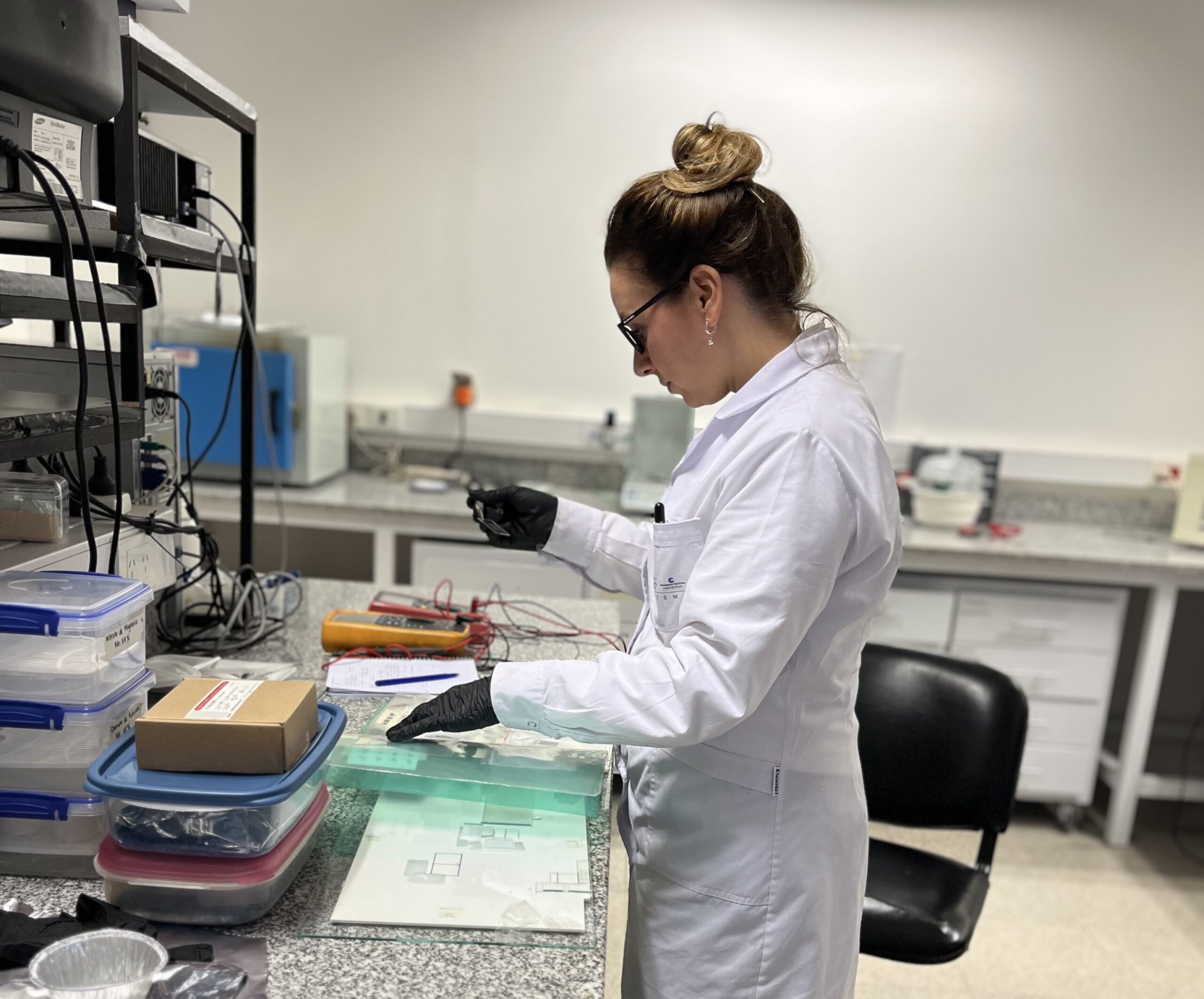 En este momento estás viendo Economía circular y energía renovable: fabrican celdas solares con plomo reciclado<p class = "resumen">Un equipo de investigación estudia la reconversión de baterías de plomo ácidas en desuso para el desarrollo de celdas fotovoltaicas. </p>