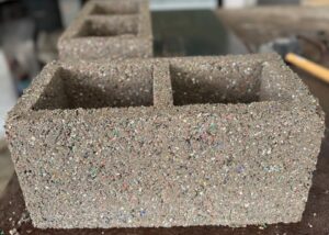 Lee más sobre el artículo Ecobloques: una alternativa para reciclar, construir viviendas y generar trabajo<p class = "resumen">Investigadoras e investigadores bonaerenses se encuentran desarrollando un sistema de bajo costo para la autoconstrucción de hogares, utilizando plásticos reciclados.</p>