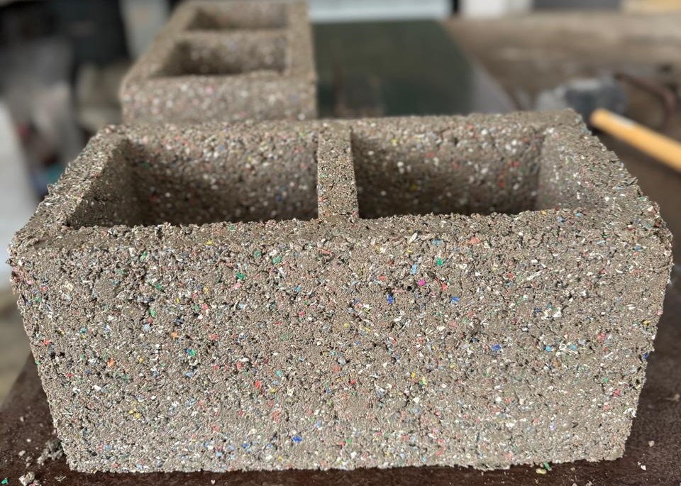 Lee más sobre el artículo Ecobloques: una alternativa para reciclar, construir viviendas y generar trabajo