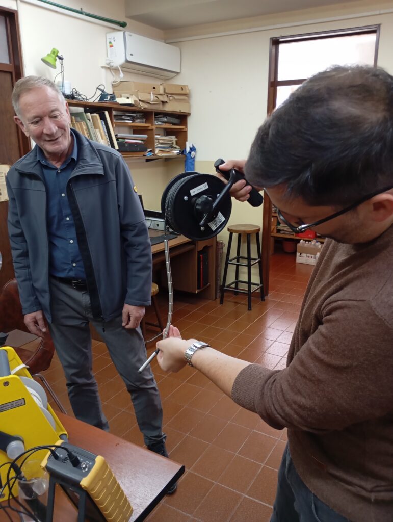 El agua subterranea puede encontrarse a pocos metros bajo tierra dependiendo dónde se haga la excavación.  