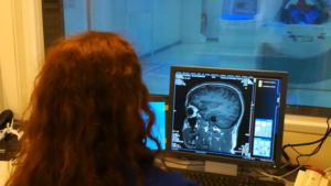 Lee más sobre el artículo Alcoholismo: ¿Qué le pasa a tu cerebro cuando escuchás descorchar una botella?<p class = "resumen">Un grupo de investigación bonaerense analiza cómo las respuestas del cerebro varían frente a la presencia de estímulos relacionados al alcohol. Se trata de un proyecto innovador financiado por la CIC en el marco de las Ideas Proyecto.</p>